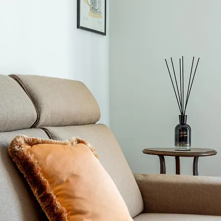 Luxury, Modern & Charming Near Station Apartment *