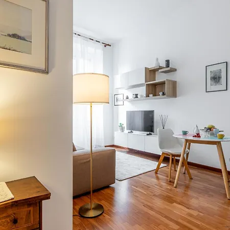 Luxury, Modern & Charming Near Station * Milão