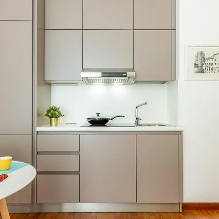 Luxury, Modern & Charming Near Station Apartment Milan